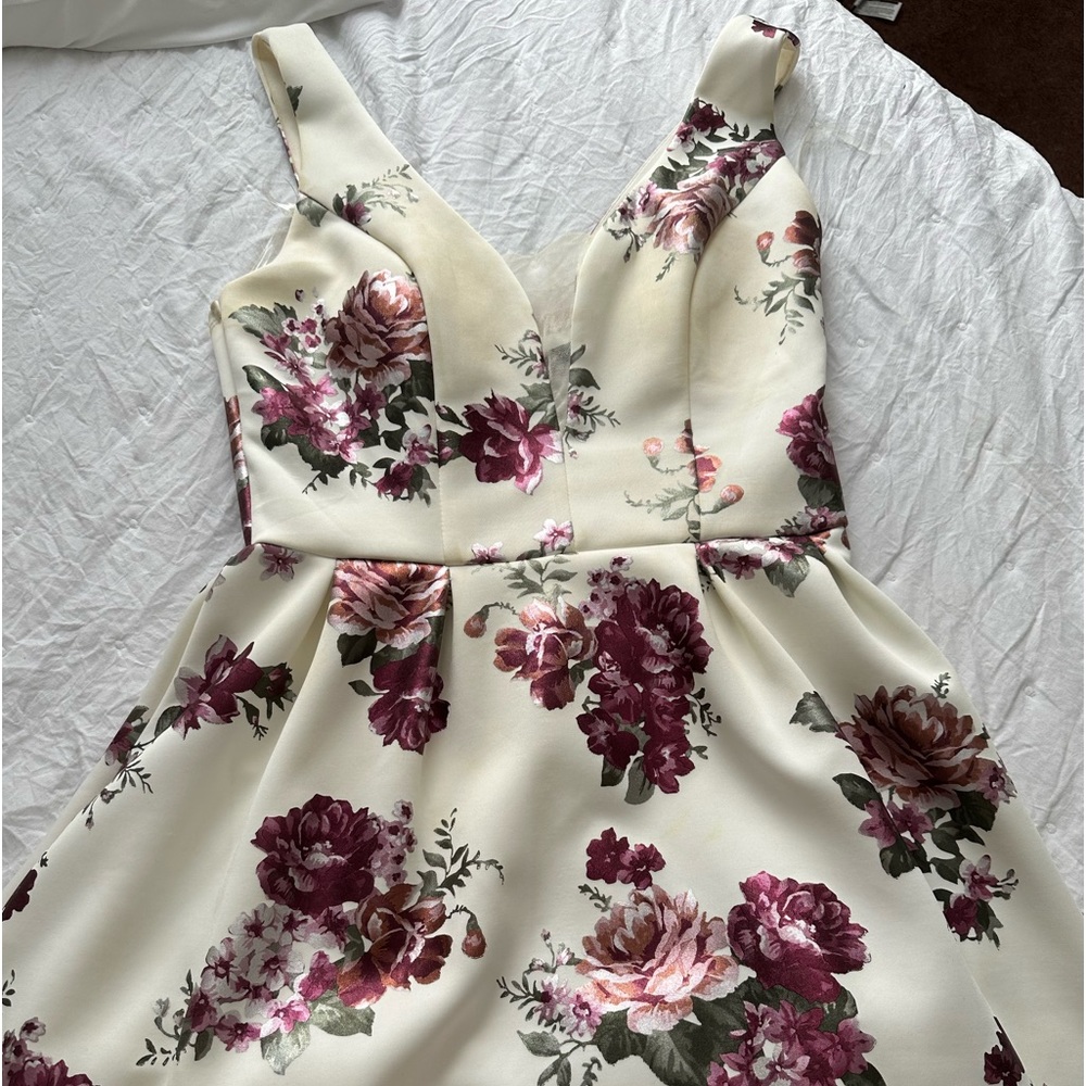Short, formal white floral dress! Great for homecoming, prom, or any event!